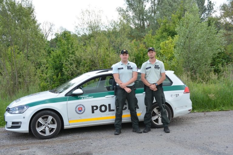 polícia, pomoc matke, zabuchnuté dieťa v aute