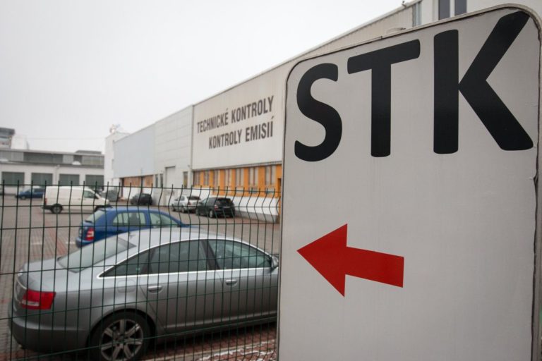 Motoristi by počkať na termín STK a EK
