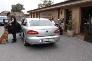 Zásah policajného psa pri hľadaní nelegálnych cigariet