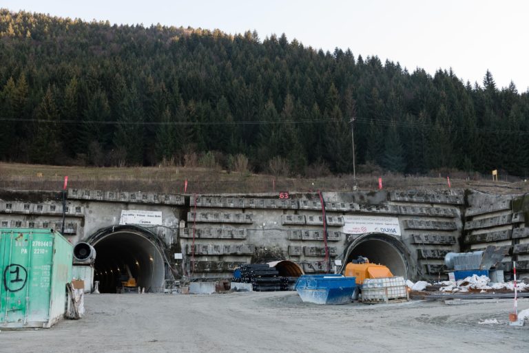 Západný portál tunela Višňové - Dubná skala stavby D1 pri obci Višňové