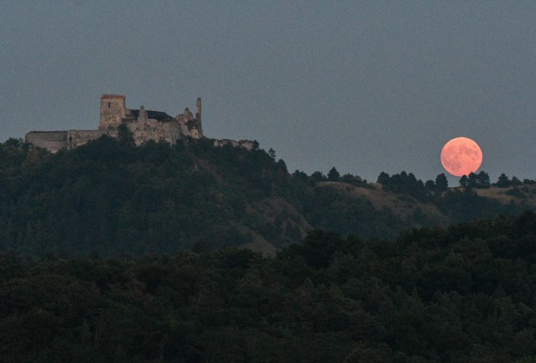 ASTRONÓMIA: Čiastočné zatmenie mesiaca