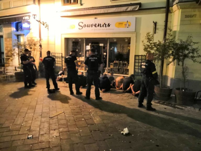 POLÍCIA: Bitka futbalových fanúšikov v Bratislave