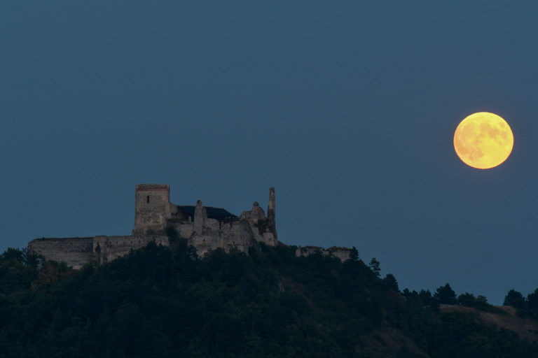 ASTRONÓMIA: Čiastočné zatmenie mesiaca