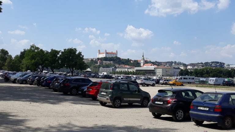 Divoké parkovanie na Tyršovom nábreží