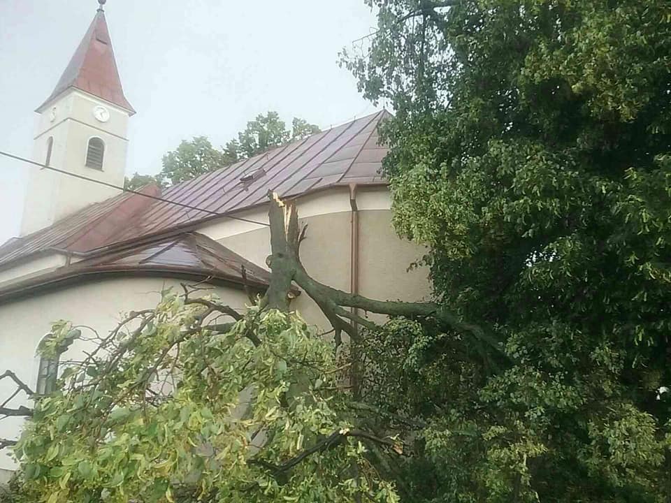 HASIČI: Zasahujú vo viacerých krajoch pre búrky
