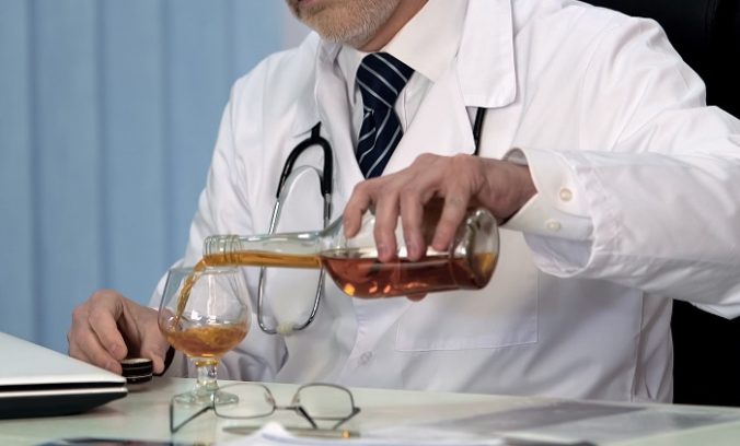 doktor, lekár, alkohol