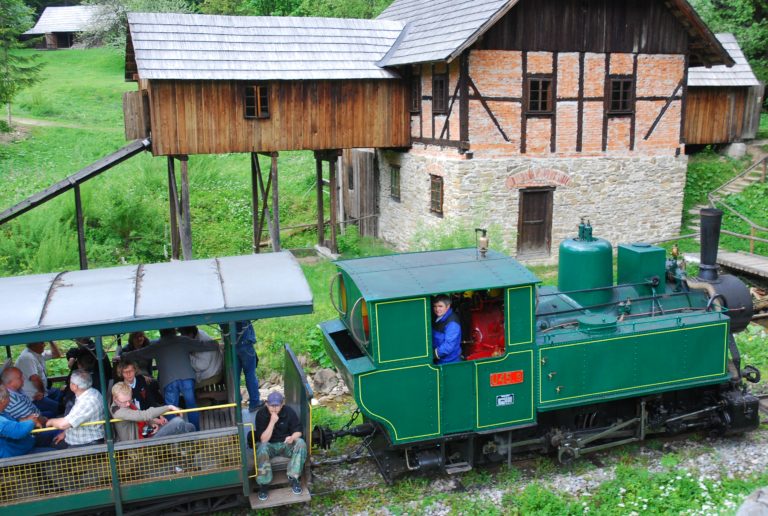 Vychylovka, železnica
