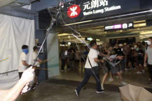 Hongkong, demonštranti, útok
