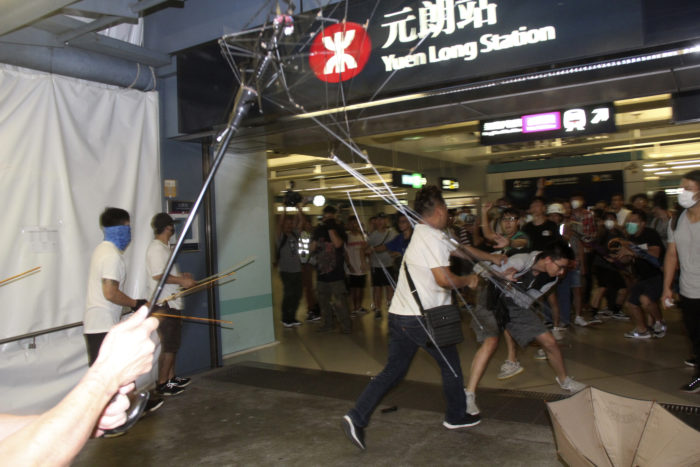 Hongkong, demonštranti, útok