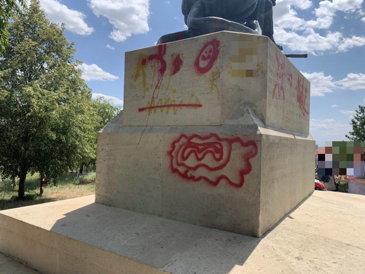 Zlaté Moravce, vandalizmus, sprejeri, socha leva