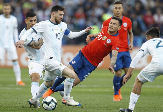 Lionel Messi, Charles Aranguiz, Copa América