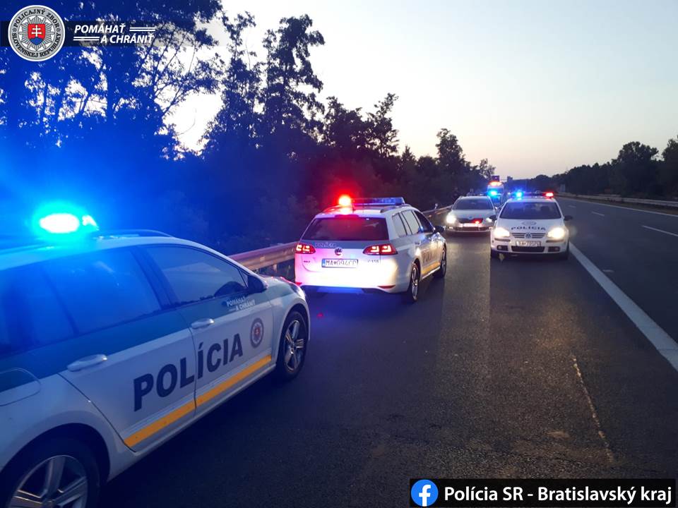 naháňačka s policajtmi, polícia, diaľnica D2, podozrivý na úteku