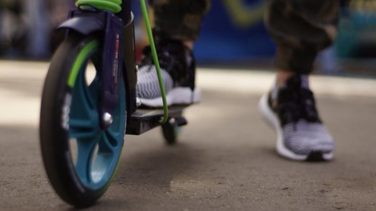 Kolobežkári budú jazdiť po trasách vyhradených pre cyklistov