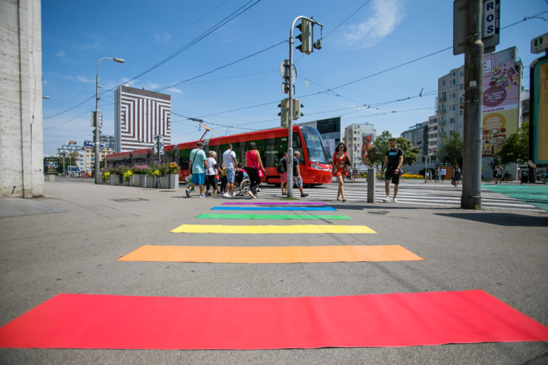 dúhový priechod, PRIDE, Dúhový pochod