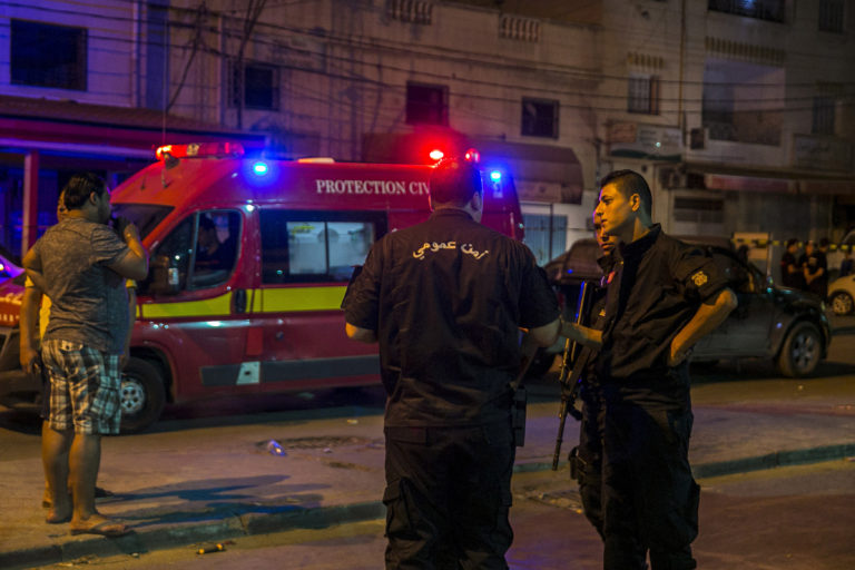 Tuniská polícia stráži miesto, kde prenasledovali 23-ročného Ajmana Smírího. Zabili ho výbušniny, ktoré mal na sebe.