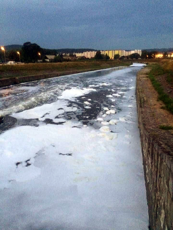 hustá biela pena, rieka Hron