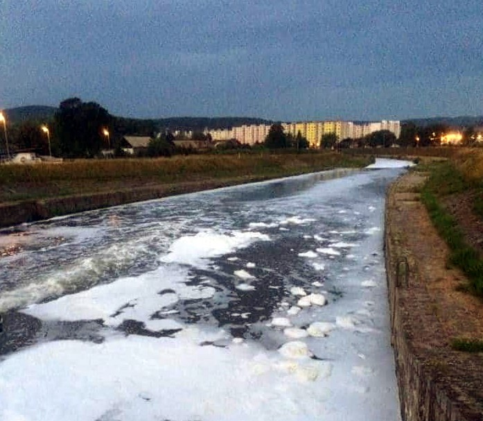 hustá biela pena, rieka Hron