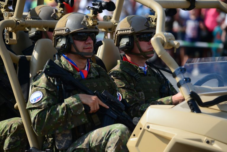 Oslavy 75. výročia SNP - vojenská prehliadka (Banská Bystrica)