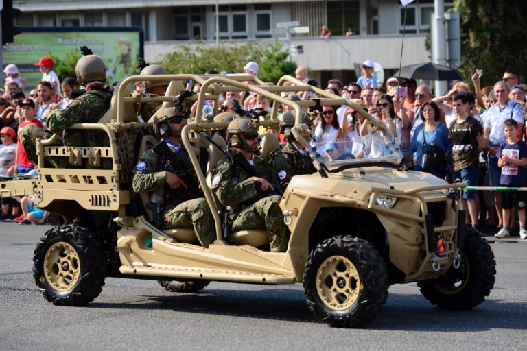 Oslavy 75. výročia SNP - vojenská prehliadka (Banská Bystrica)
