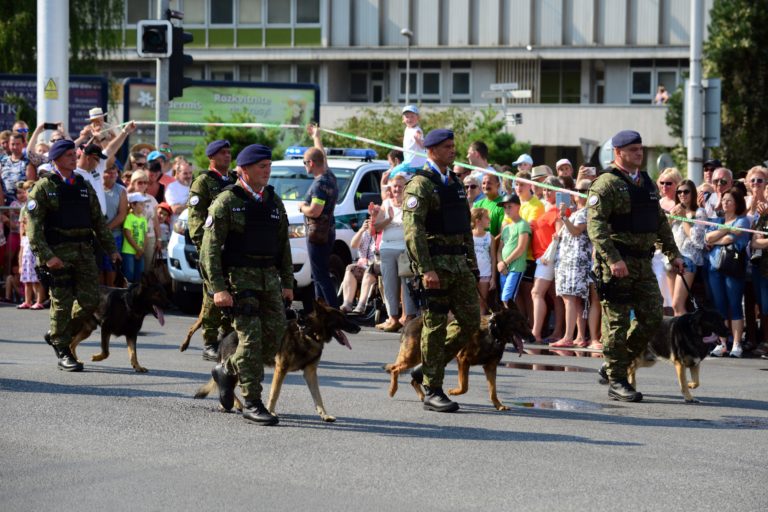 Oslavy 75. výročia SNP - vojenská prehliadka (Banská Bystrica)