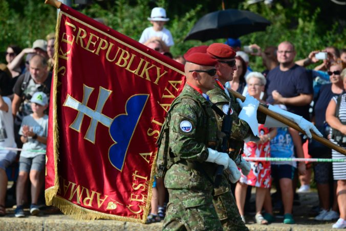 Oslavy 75. výročia SNP - vojenská prehliadka (Banská Bystrica)