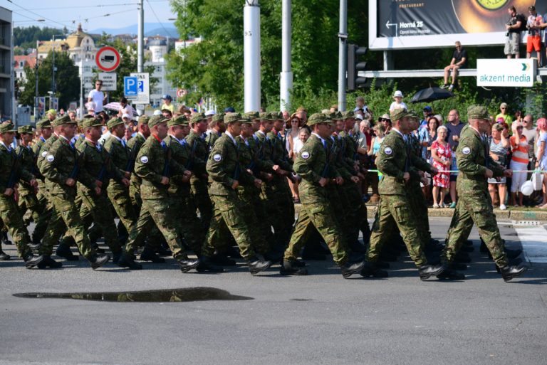 Oslavy 75. výročia SNP - vojenská prehliadka (Banská Bystrica)
