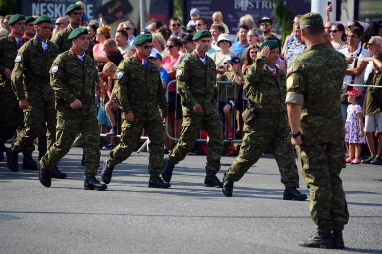 Oslavy 75. výročia SNP - vojenská prehliadka (Banská Bystrica)