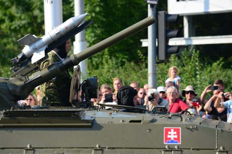 SNP: Oslavy 75. výročia, vojenská prehliadka