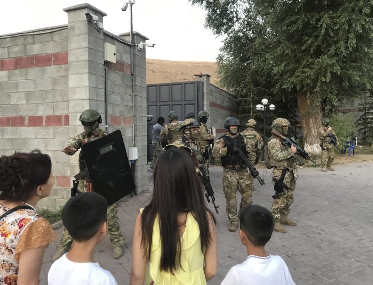 Almazbek Atambajev, pokus o zajatie