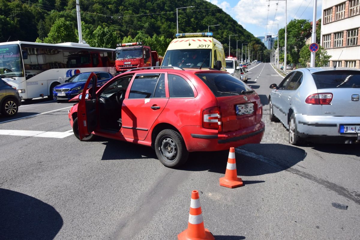 zrážka auta s trolejbusom, Banská Bystrica, zranené dieťa
