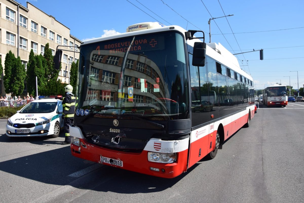 zrážka auta s trolejbusom, Banská Bystrica, zranené dieťa