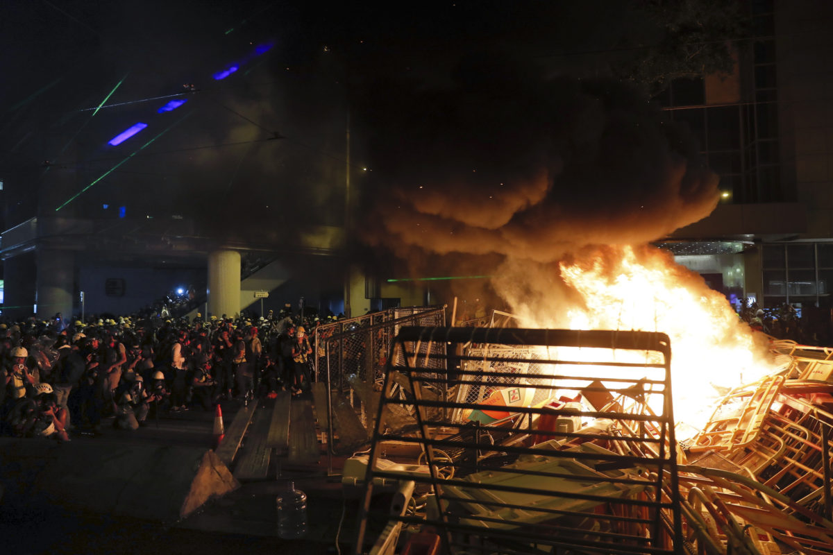Protest, demonštrácia, barikáda