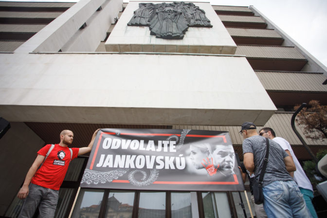 PROTEST: Za odvolanie Moniky Jankovskej