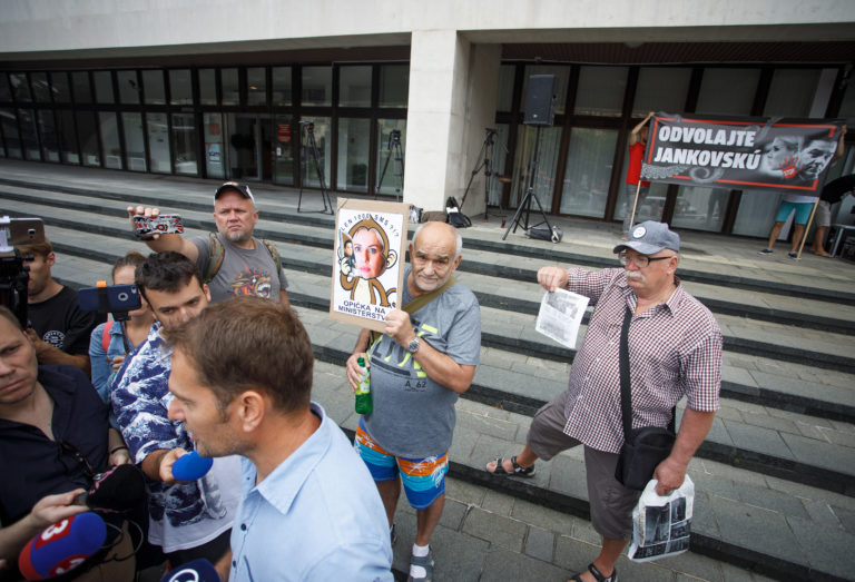 PROTEST: Za odvolanie Moniky Jankovskej