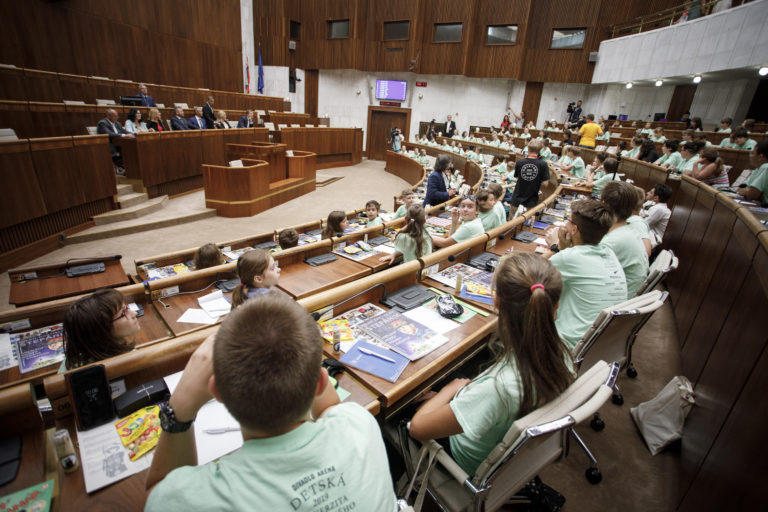 NR SR: Hodina otázok Detskej Univerzity Komenského