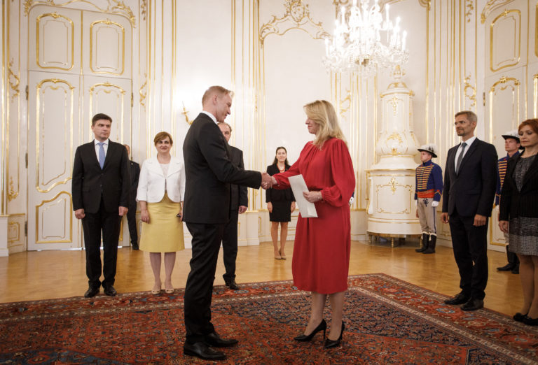 Prezidentka Zuzana Čaputová dovzdala poverovacie listiny