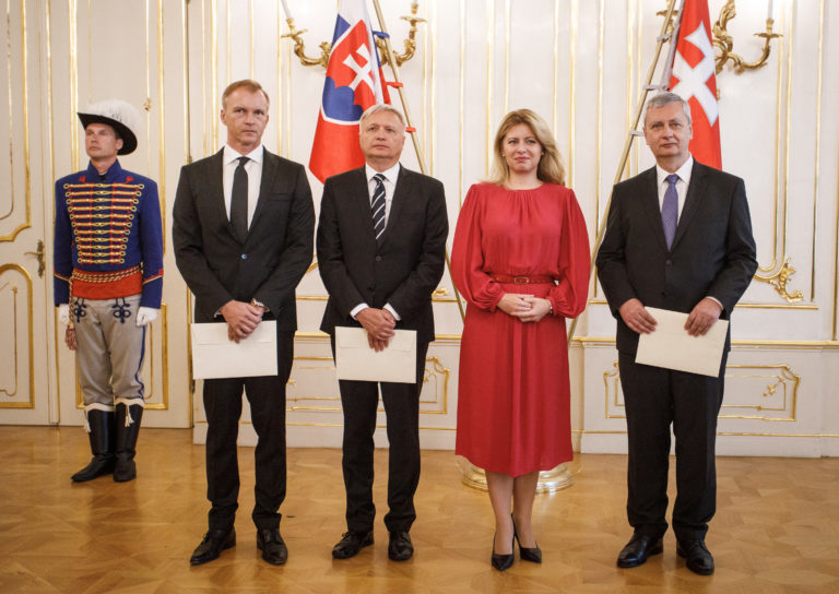 Prezidentka Zuzana Čaputová dovzdala poverovacie listiny
