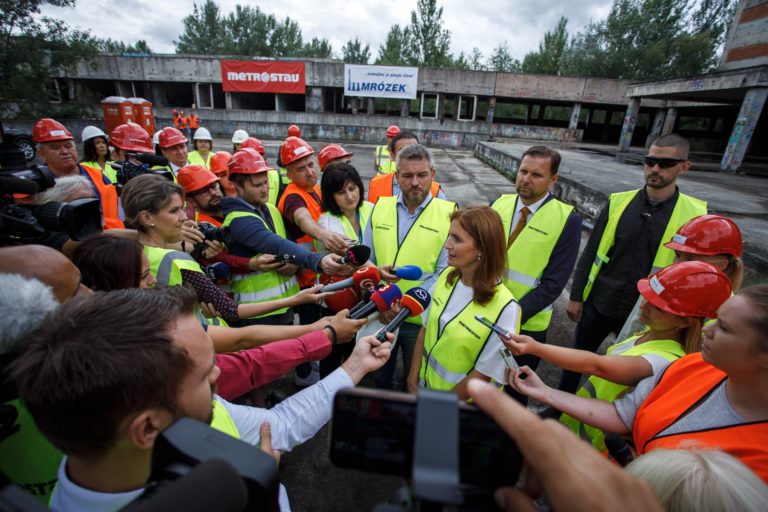 Peter Pellegrini, Andrea Kalavská, nemocnica Rázsochy