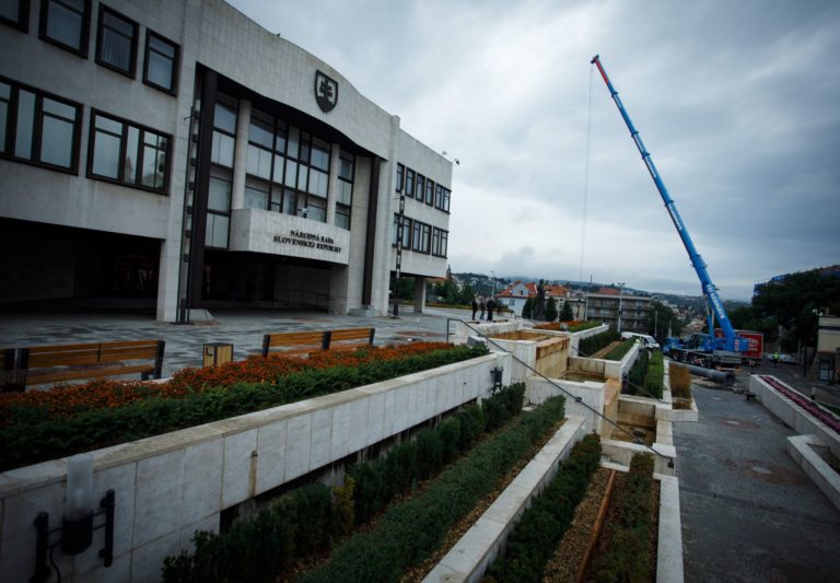 vlajkový stožiar, parlament