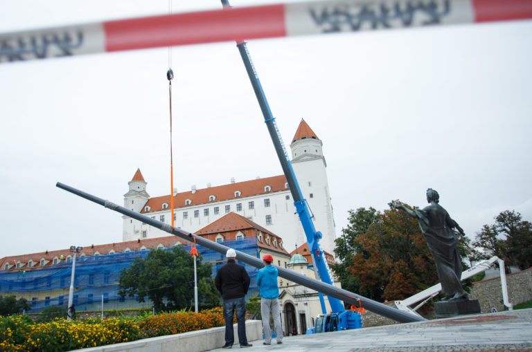 vlajkový stožiar, parlament