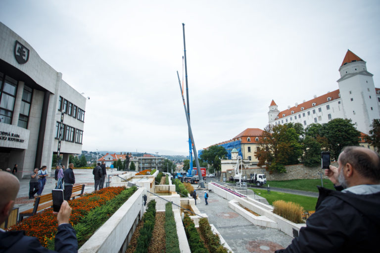 vlajkový stožiar, parlament