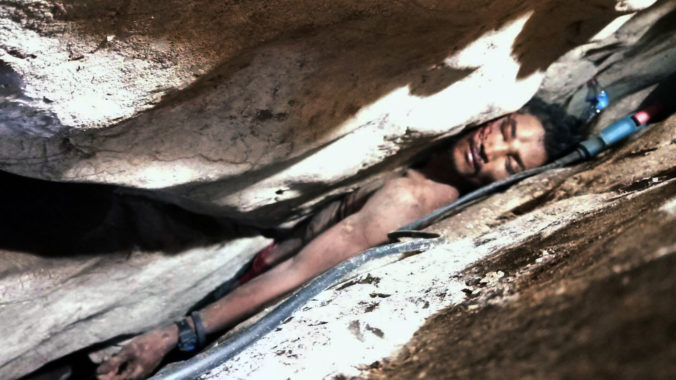 Kambodža, muž uviazol medzi skalami, záchranári