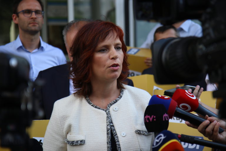 Za ľudí, odovzdanie podpisov, Veronika Remišová
