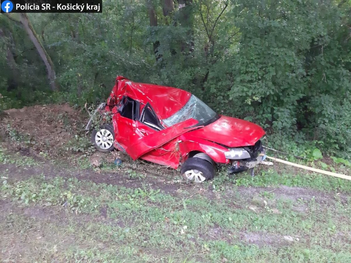 dopravná nehoda, mladík, zdemolované auto