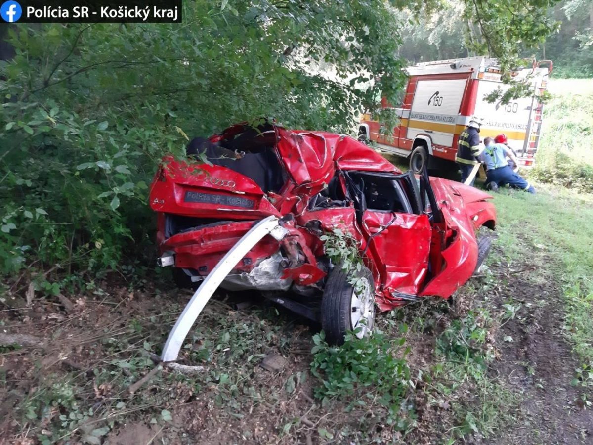 dopravná nehoda, mladík, zdemolované auto