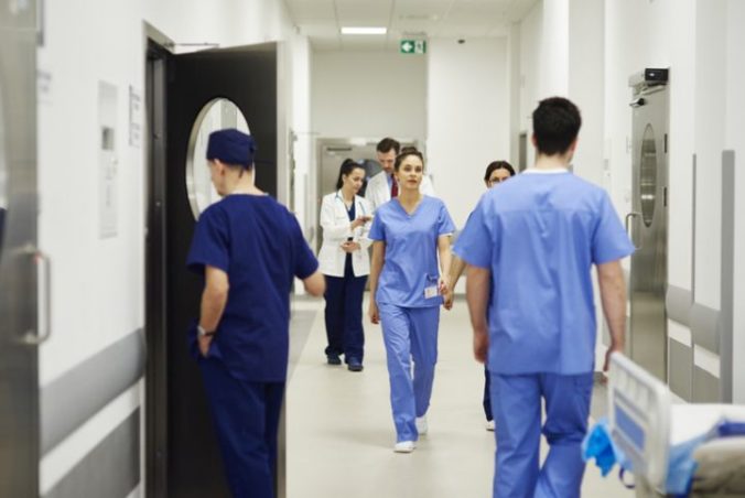 Hromadné výpovede gastroenterológov z univerzitnej nemocnice sa odkladajú