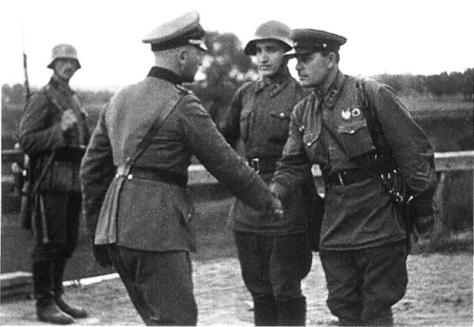 Stretnutie spojencov - Nemecký a sovietsky dôstijník si podávajú ruky po ukončení invázie do Poľska