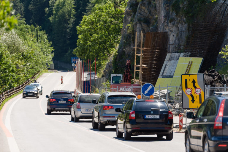 Strečno, cesta