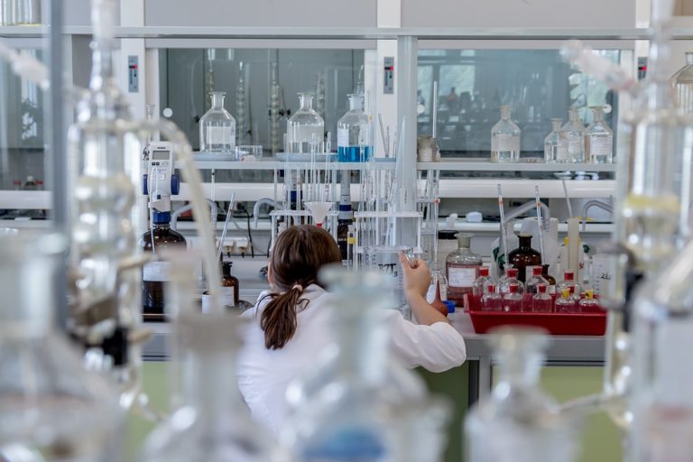 Slovenskí vedci intenzívne pracujú na oddelení vodíka od kyslíka