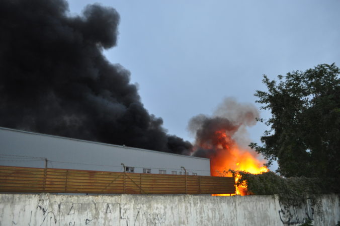 TRNAVA: Požiar v bývalom areáli automobilky